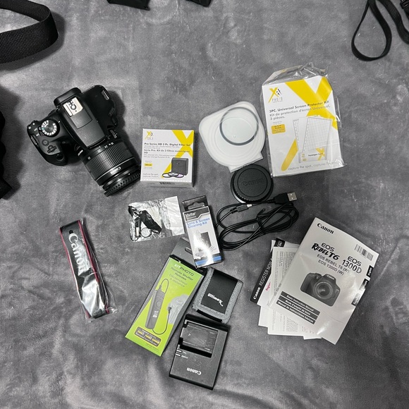 Canon Camera and a full kit with a bag and two additional lenses - Picture 6 of 10